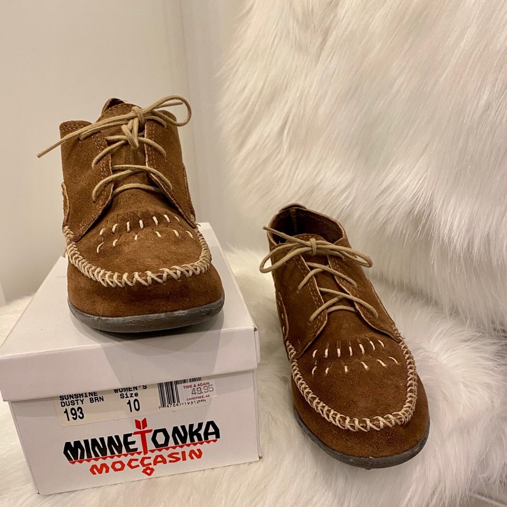 Minnetonka tan suede tie shoes with stitching